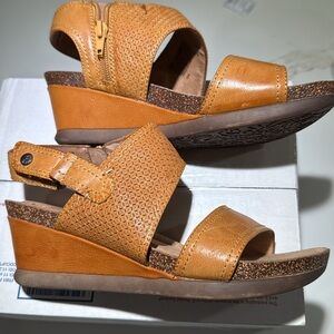 🥳🥳 NWOT COBB HILL Sandals Leather Platform 2 1/2” Wedge, Camel